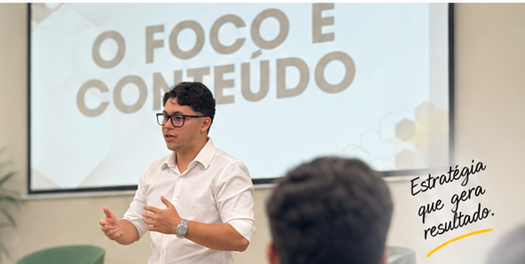 Augusto apresentando uma palestra sobre marketing para profissionais